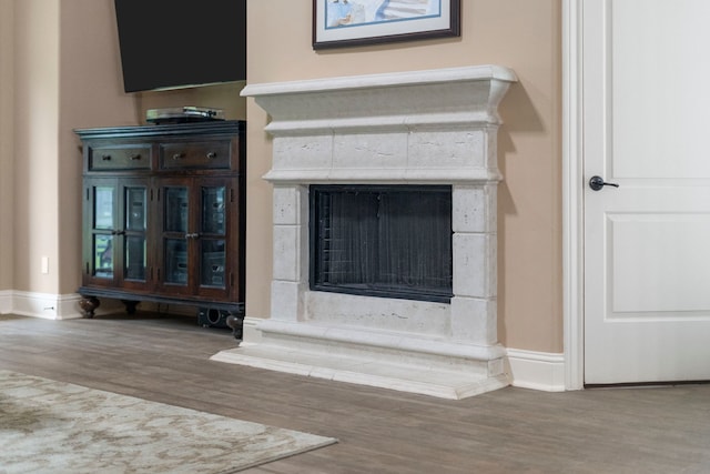 10522 Ginger Gln, Missouri City, TX 77459 - detailed view of wood finished floors and a fireplace with raised hearth