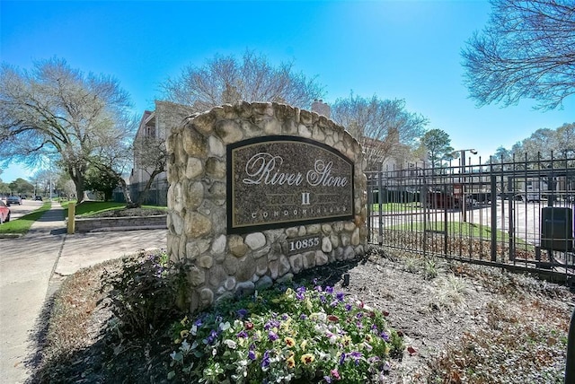 10855 Meadowglen Ln Unit 721, Houston, TX 77042 - view of community sign