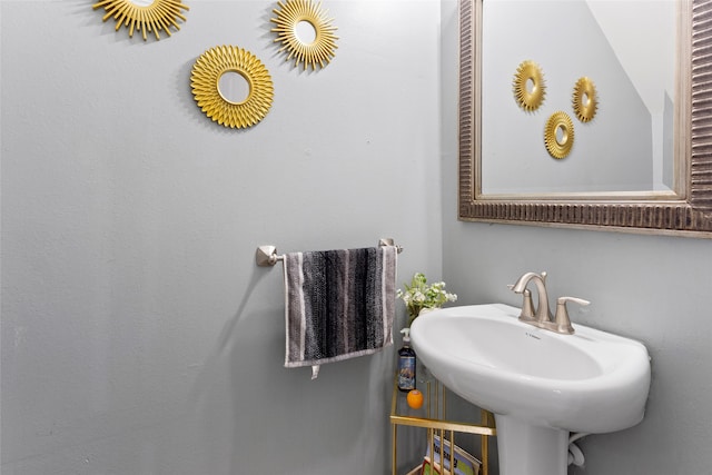 6605 Fallen Breeze Ln, Dickinson, TX 77539 - bathroom featuring a sink