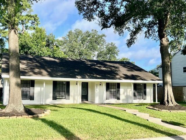 29019 Elmwood Dr, Shenandoah, TX 77381 - single story home featuring a front yard