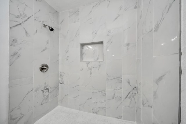 9250 Wiloak St, Houston, TX 77028 - bathroom featuring tiled shower