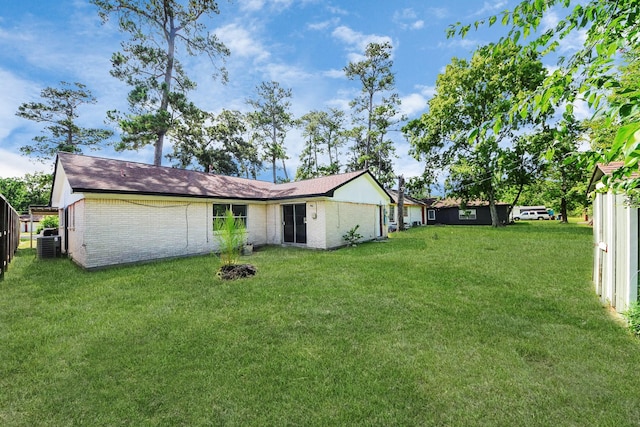 9250 Wiloak St, Houston, TX 77028 - back of property featuring a lawn and brick siding