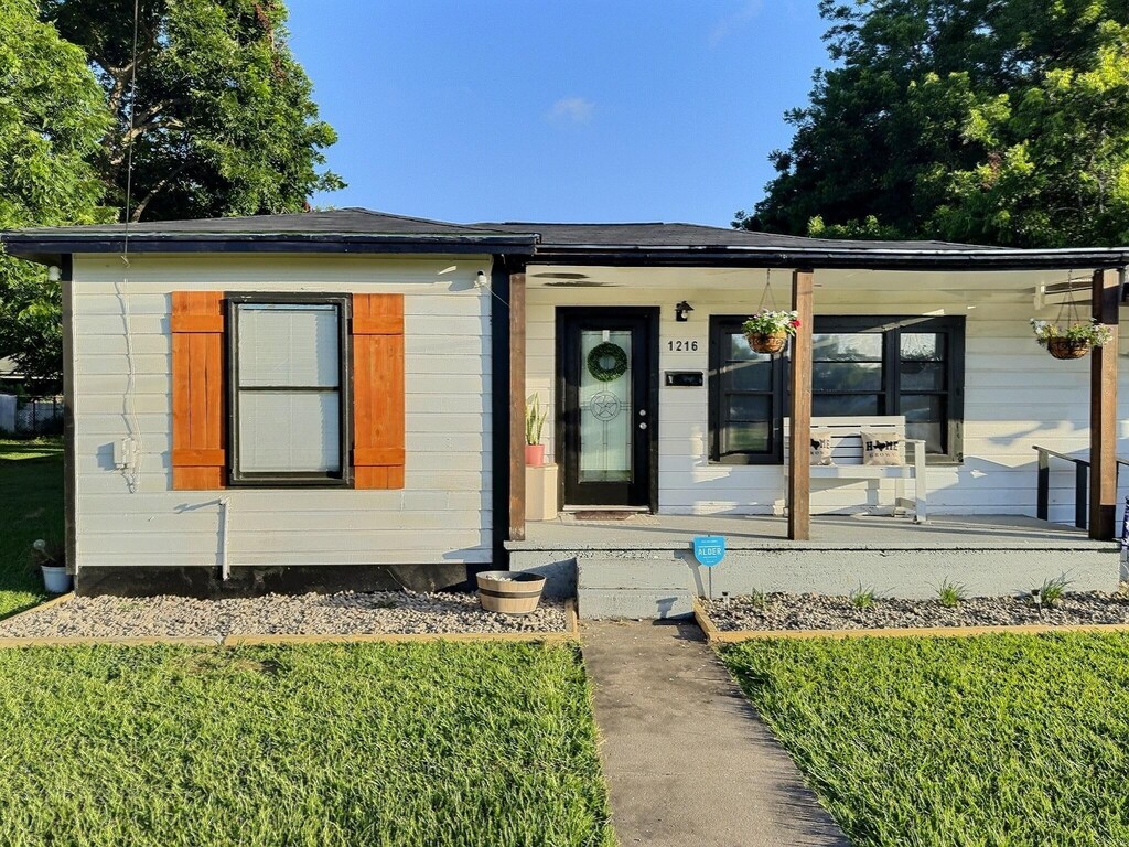 1216 12th St, Bay City, TX 77414 - photo 1