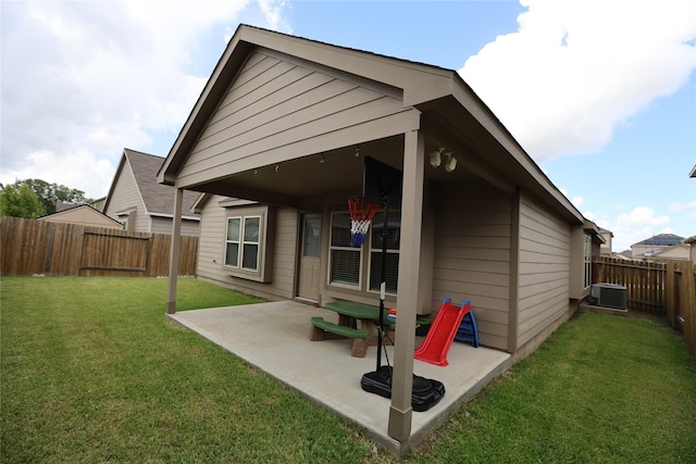 6926 Glenmoor Dr, Rosharon, TX 77583 - back of property featuring a patio and a fenced backyard