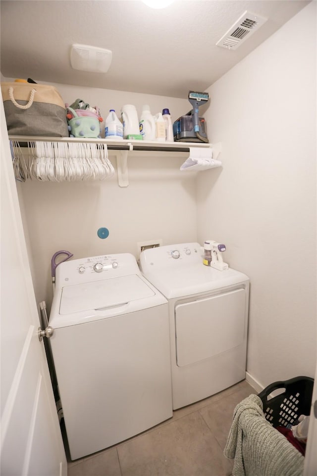 6926 Glenmoor Dr, Rosharon, TX 77583 - laundry area with washing machine and clothes dryer and tile patterned flooring