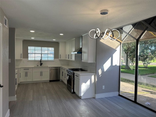 2922 Field Line Dr, Sugar Land, TX 77479 - kitchen with appliances with stainless steel finishes, decorative backsplash, wood finished floors, a chandelier, and light countertops