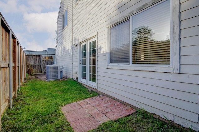5651 Pine St, Houston, TX 77081 - fenced backyard featuring a patio area