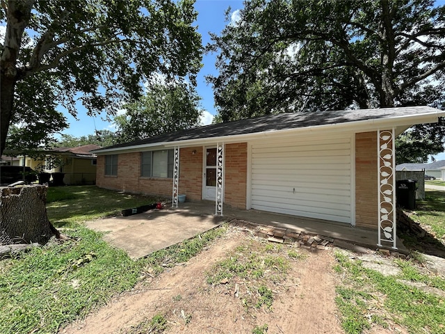 102 Draper St, Columbus, TX 78934 - ranch-style house featuring brick siding and a patio area