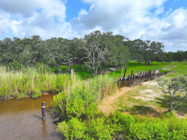 1734 Haynes Rd, Anahuac, TX 77514