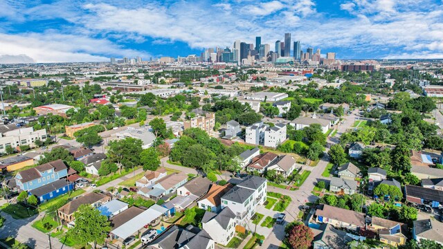 3602 Runnels St, Houston, TX 77003 - aerial view of property and surrounding area featuring skyline