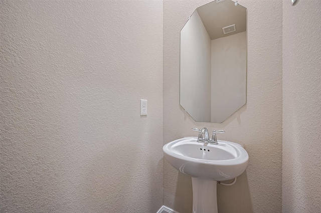 14538 Bending Maple Dr, Houston, TX 77069 - bathroom with a textured wall