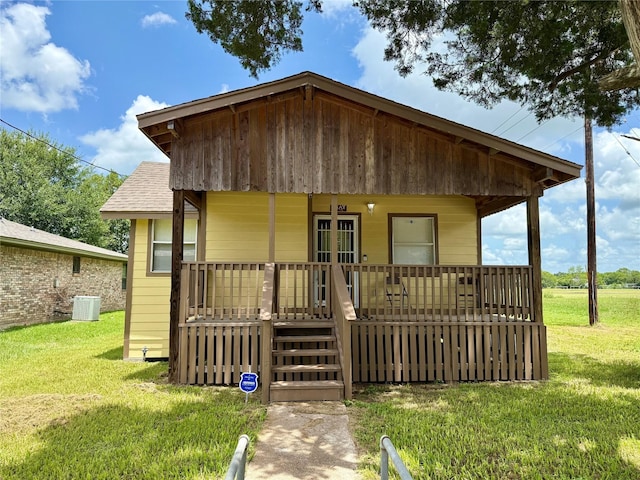 1002 W 2nd St, El Campo, TX 77437 - bungalow-style house featuring a front yard and covered porch