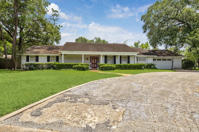 7525 Middlewood St, Houston, TX 77063 - ranch-style house with asphalt driveway, a garage, and a front lawn