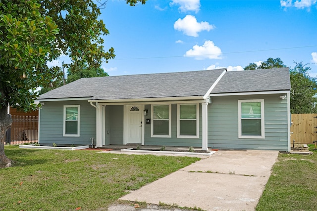 52 Penway St, Houston, TX 77022 - view of front of property with a porch and roof with shingles