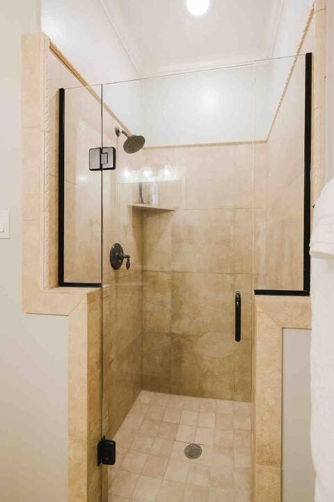 1616 Southmore Blvd, Houston, TX 77004 - bathroom with a shower stall