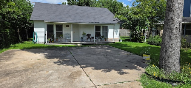5518 Cochran St, Houston, TX 77009 - view of front facade featuring covered porch and roof with shingles