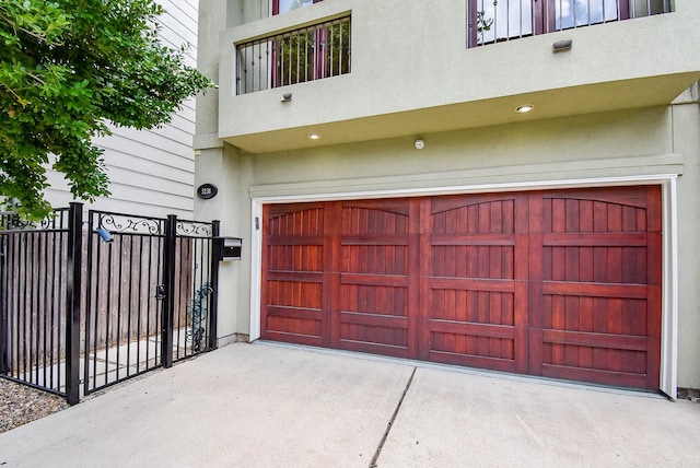 5238 Nett St, Houston, TX 77007 - garage featuring driveway and a gate