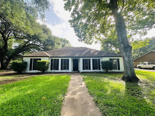 1215 Briar Ln, Wharton, TX 77488 - ranch-style home featuring a front lawn
