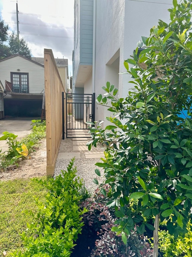 1609 Park St, Houston, TX 77019 - view of yard featuring a gate
