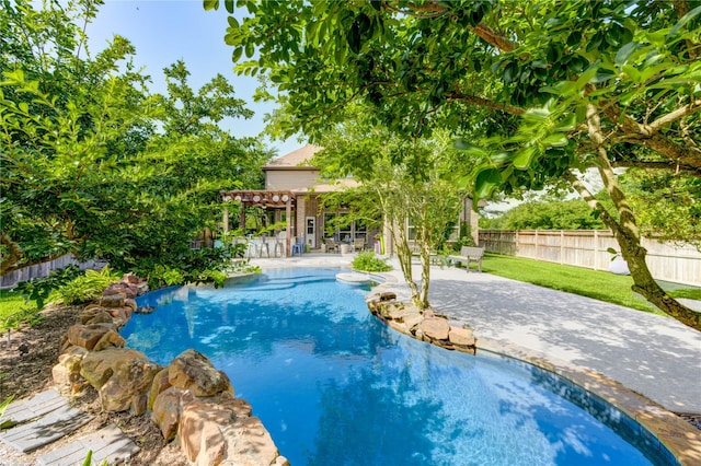 7003 Fall Creek Ln, Missouri City, TX 77459 - view of swimming pool with a pergola, a fenced backyard, and a patio area