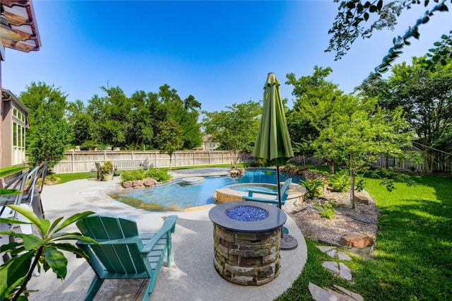 7003 Fall Creek Ln, Missouri City, TX 77459 - fenced backyard with a patio area