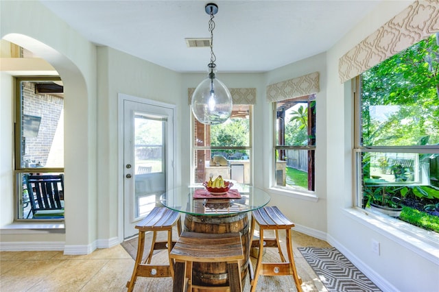 7003 Fall Creek Ln, Missouri City, TX 77459 - dining area featuring arched walkways and baseboards