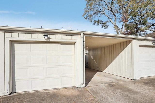 6355 Del Monte Dr Unit 64, Houston, TX 77057 - garage featuring driveway