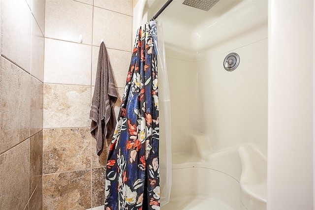 541 N Village Creek Pkwy, Lumberton, TX 77657 - full bath featuring a shower with shower curtain