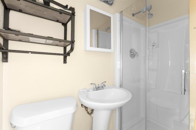 1028 N Victory Dr, Houston, TX 77088 - full bathroom featuring a shower stall and toilet