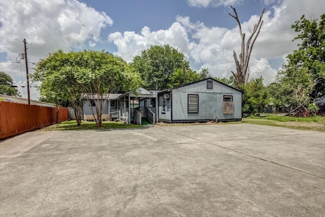 1028 N Victory Dr, Houston, TX 77088 - view of front of house