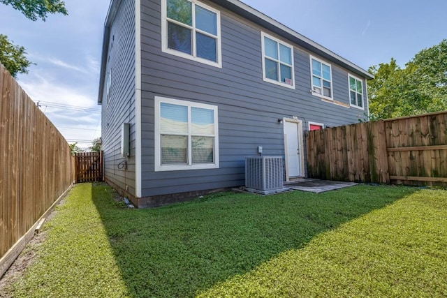 8206 Bassett St, Houston, TX 77051 - rear view of property featuring a fenced backyard