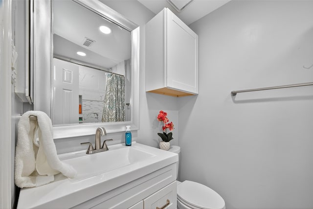 3663 Nasa Pkwy Unit 301, Seabrook, TX 77586 - full bathroom with vanity, recessed lighting, and a shower with curtain