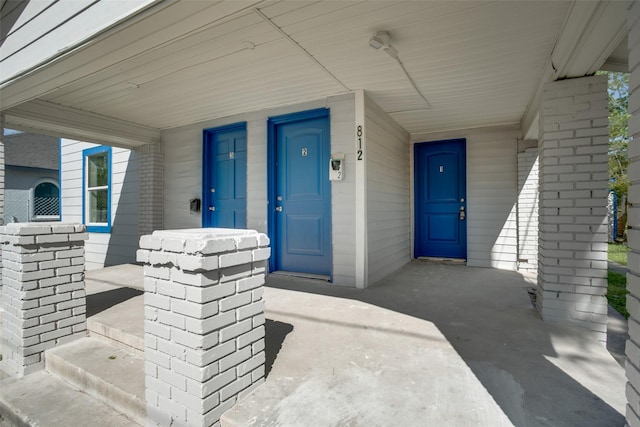 810-812 Maltby St Unit 6, Houston, TX 77011 - view of exterior entry featuring a porch