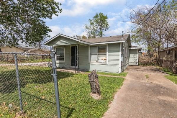 7973 Ritz St, Houston, TX 77028 - bungalow-style home with concrete driveway