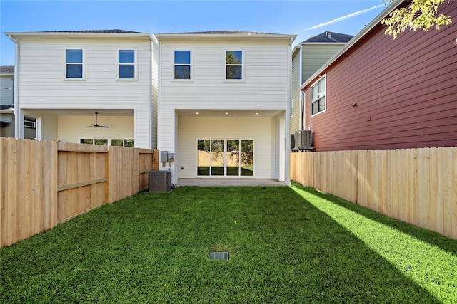 834 W 19th St, Houston, TX 77008 - rear view of house with a fenced backyard