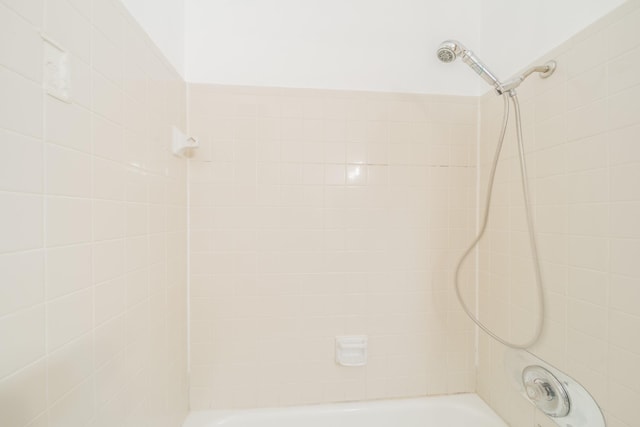 7256 Regency Square Ct Unit 7256, Houston, TX 77036 - bathroom featuring washtub / shower combination