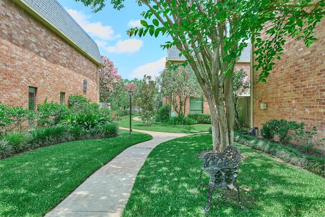 1601 S Shepherd Dr Unit 222, Houston, TX 77019 - surrounding community with a lawn