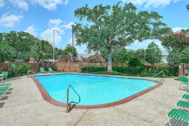 1601 S Shepherd Dr Unit 222, Houston, TX 77019 - community pool featuring a fenced backyard and a patio