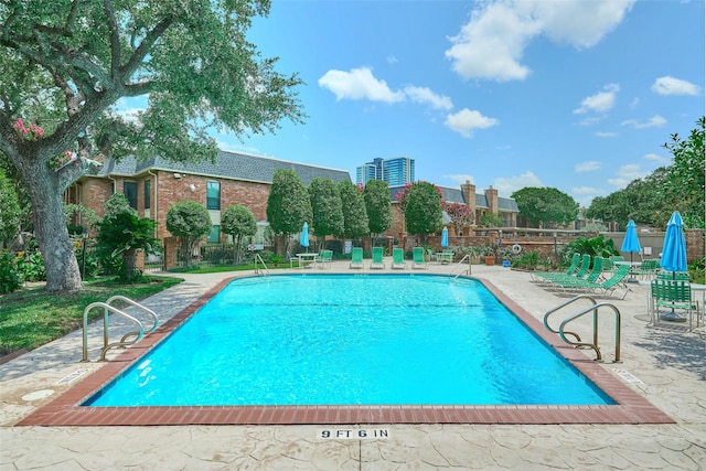 1601 S Shepherd Dr Unit 222, Houston, TX 77019 - community pool with a patio