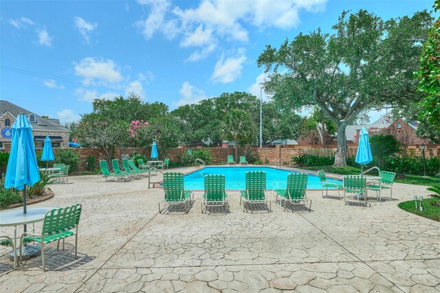 1601 S Shepherd Dr Unit 222, Houston, TX 77019 - community pool featuring a fenced backyard and a patio area