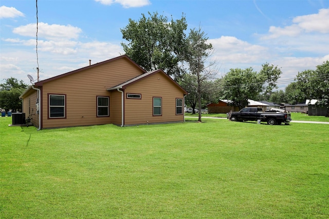 1541 3rd St, Hempstead, TX 77445 - view of side of property featuring a lawn