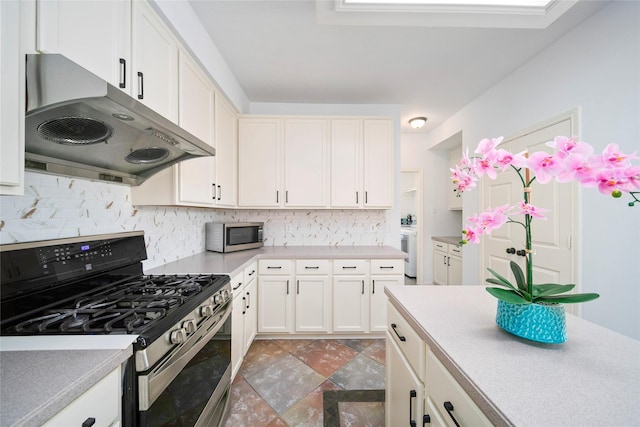 2111 Scenic Hollow Ct, Katy, TX 77450 - kitchen featuring gas stove, under cabinet range hood, tasteful backsplash, and light countertops