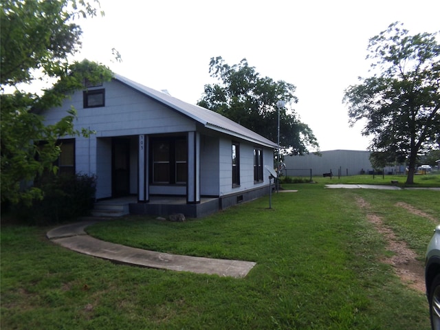 505 S Saint Andrews St, Weimar, TX 78962 - view of side of property with a lawn and covered porch