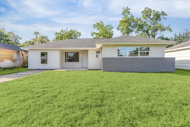 5859 Belmark St, Houston, TX 77033 - ranch-style house featuring a front lawn and a shingled roof