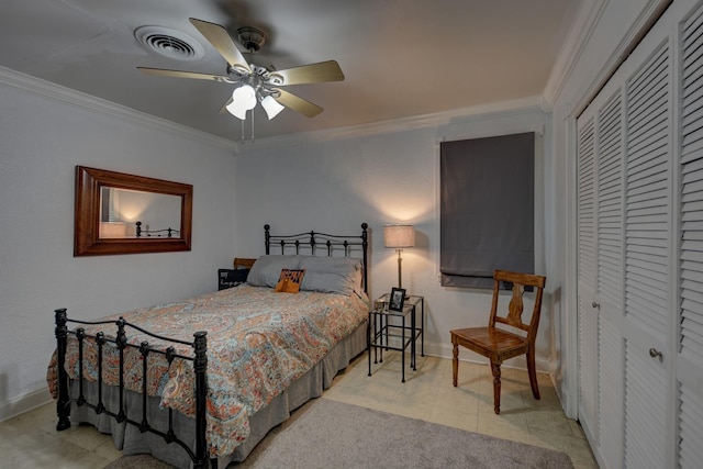 204 Meadow Ln, Brenham, TX 77833 - bedroom featuring crown molding, a closet, and a ceiling fan