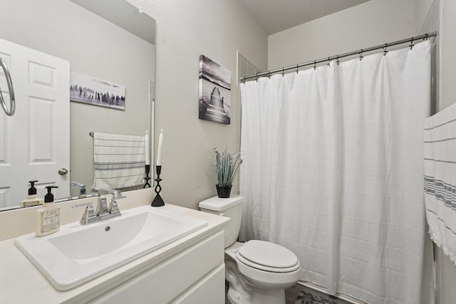 10126 Bayou Oaks Dr, Conroe, TX 77385 - full bath with vanity and curtained shower