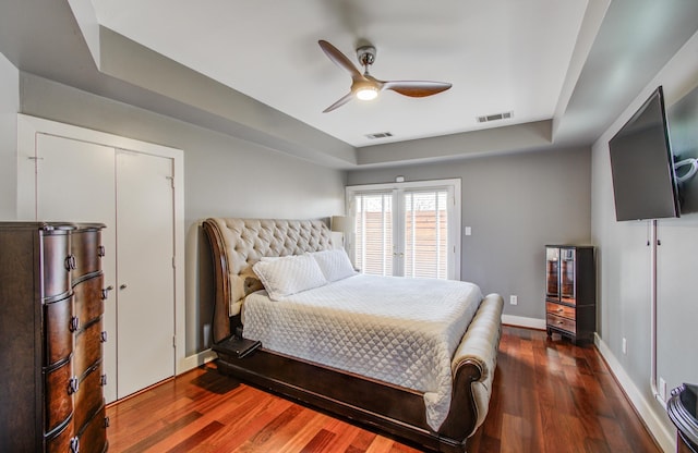 6205 Dell St, Houston, TX 77007 - bedroom featuring a raised ceiling, wood finished floors, and ceiling fan