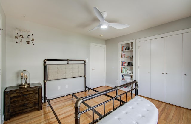 6205 Dell St, Houston, TX 77007 - bedroom with light wood-style floors, a closet, and a ceiling fan