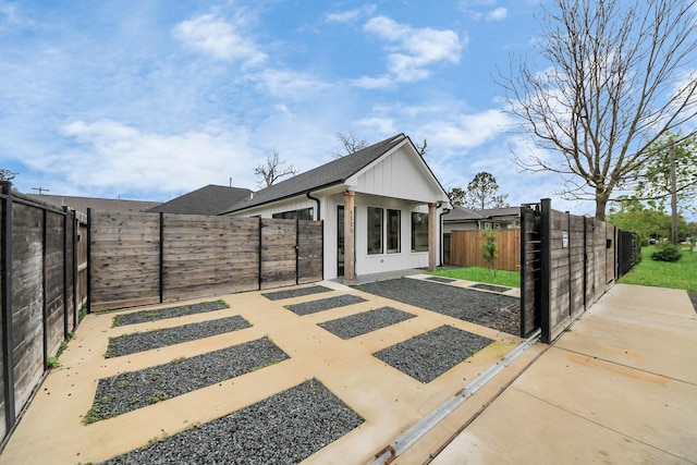 5520 Chapman St, Houston, TX 77009 - view of patio / terrace featuring a gate