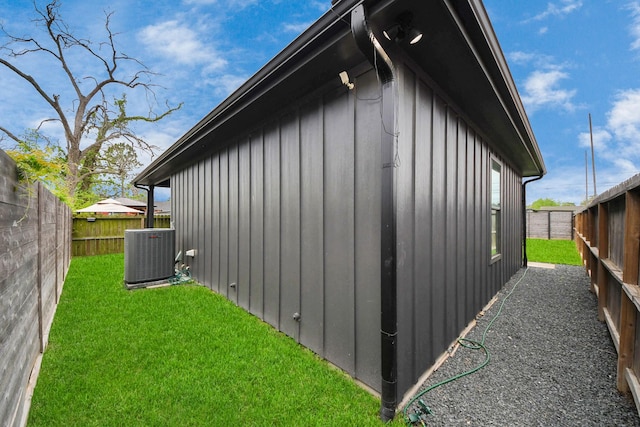 5520 Chapman St, Houston, TX 77009 - view of side of home with a fenced backyard and board and batten siding